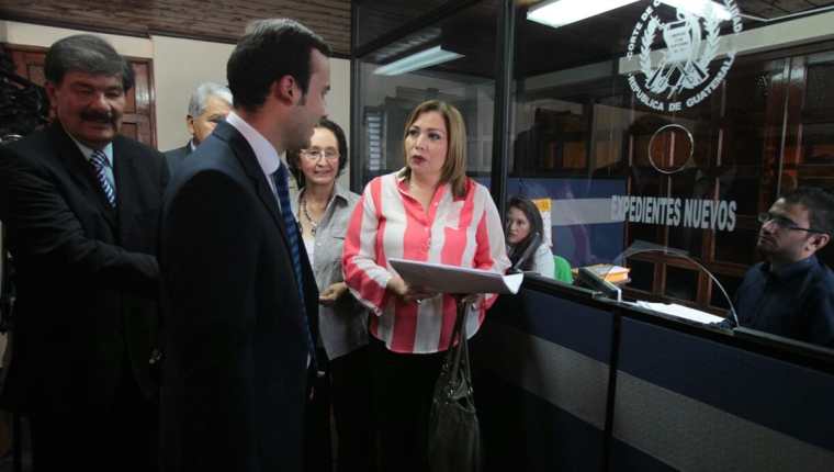 Integrantes de la Junta Directiva de la Cámara Guatemalteca de Periodismo entregan la acción en la CC. (Foto Prensa Libre: Paulo Raquec)
