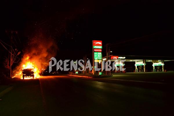 El paso vehicular fue cerrado para no poner en riesgo a las personas. (Foto Prensa Libre: Hugo Oliva)<br _mce_bogus="1"/>