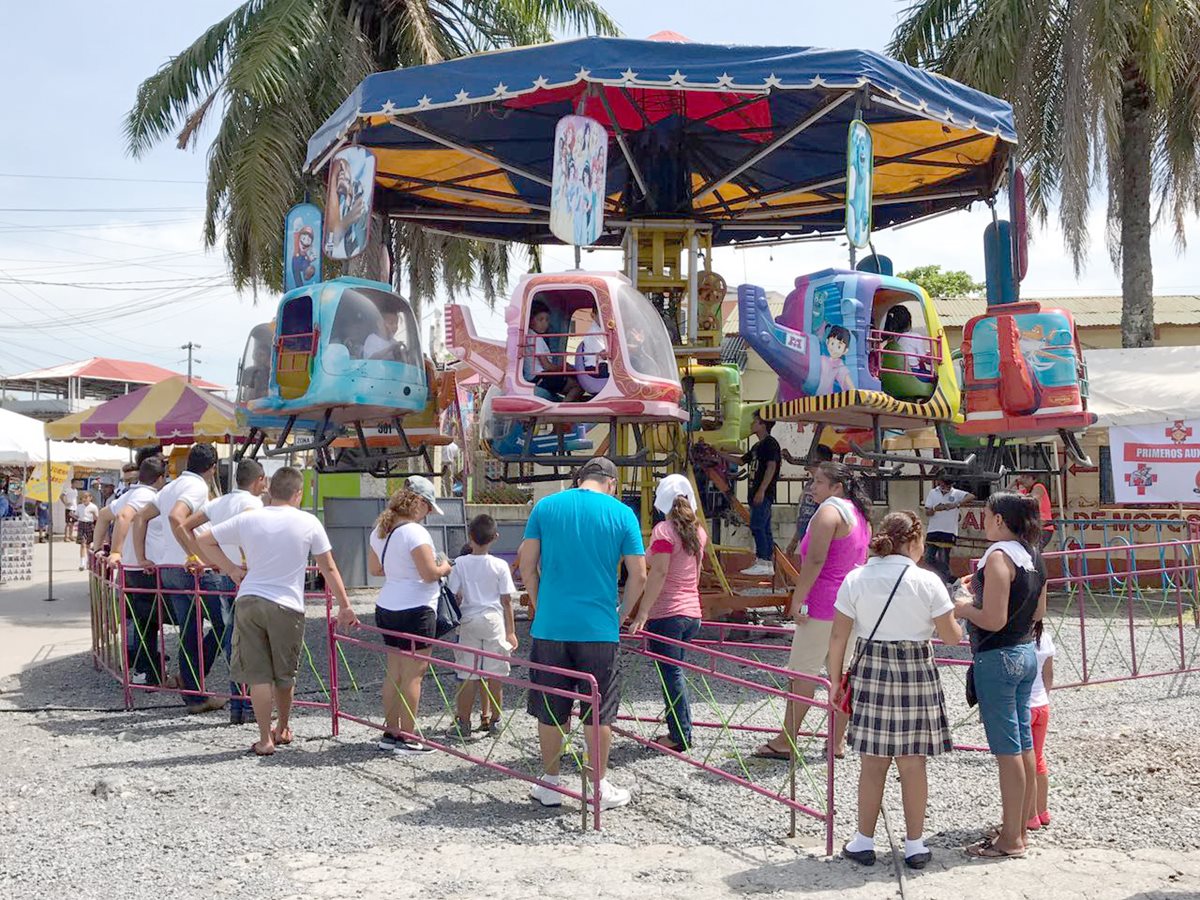 Decenas de niños disfrutan de los juegos mecánicos gratis en la Feria del Niño organizada por la comuna de Morales. (Foto Prensa Libre: Dony Stewart).