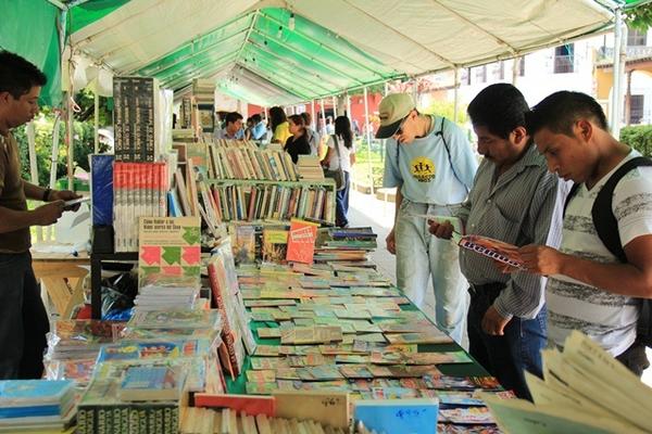 Visitantes observan literatura en la feria del libro que se lleva a cabo en Antigua Guatemala. (Foto Prensa Libre: Miguel López).  <br _mce_bogus="1"/>