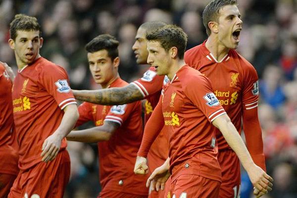 El festejo del Liverpool tras su cuarto gol que los deja cerca de los primeros tres puestos. (Foto Prensa Libre: EFE)