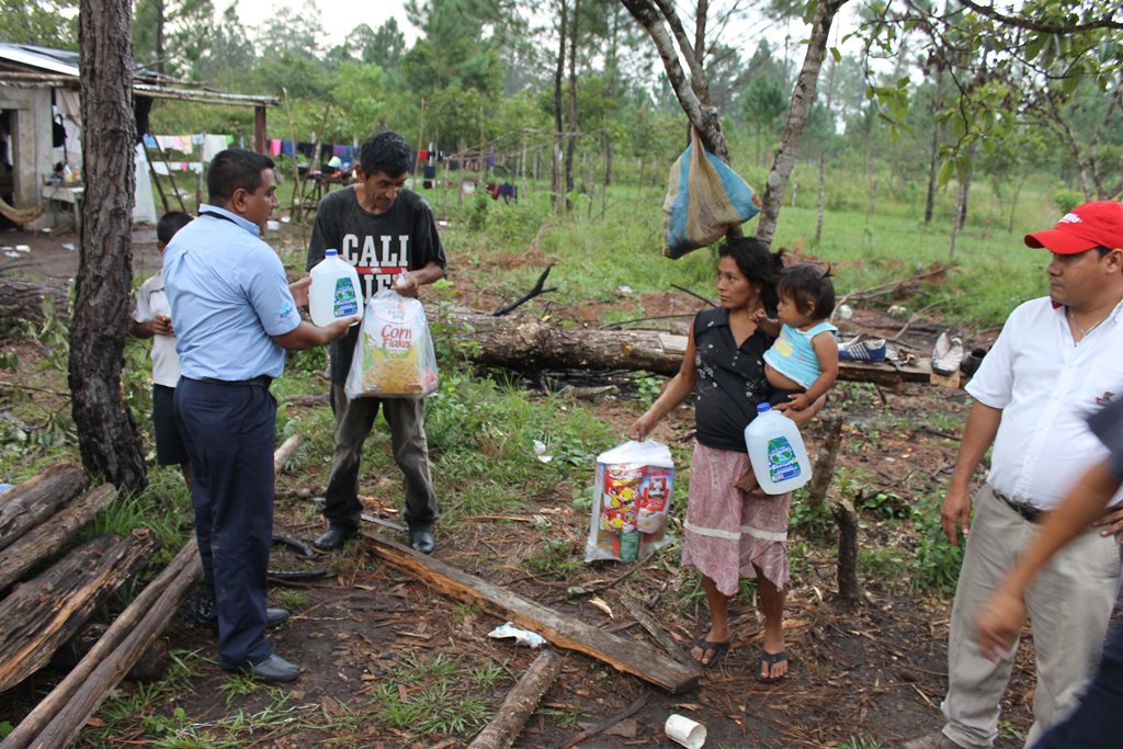 Familia de Poptún, Petén, recibe bolsa con artículos de primera necesidad. (Foto Prensa Libre: Walfredo Obando)