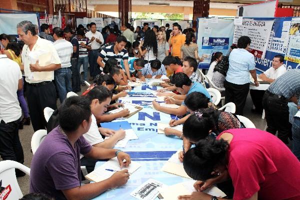 Centenares de jóvenes buscan un empleo. (Foto Prensa Libre: Rolando Miranda)