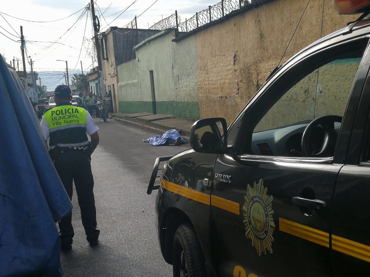 Un hombre murió baleado en la 7 avenida y 6 calle de la zona 1 de Villa Nueva. (Foto Prensa Libre: Estuardo Paredes)