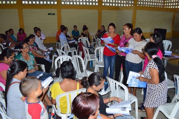 Docentes participan  en dinámicas, en Santo Tomás de Castilla, Izabal.