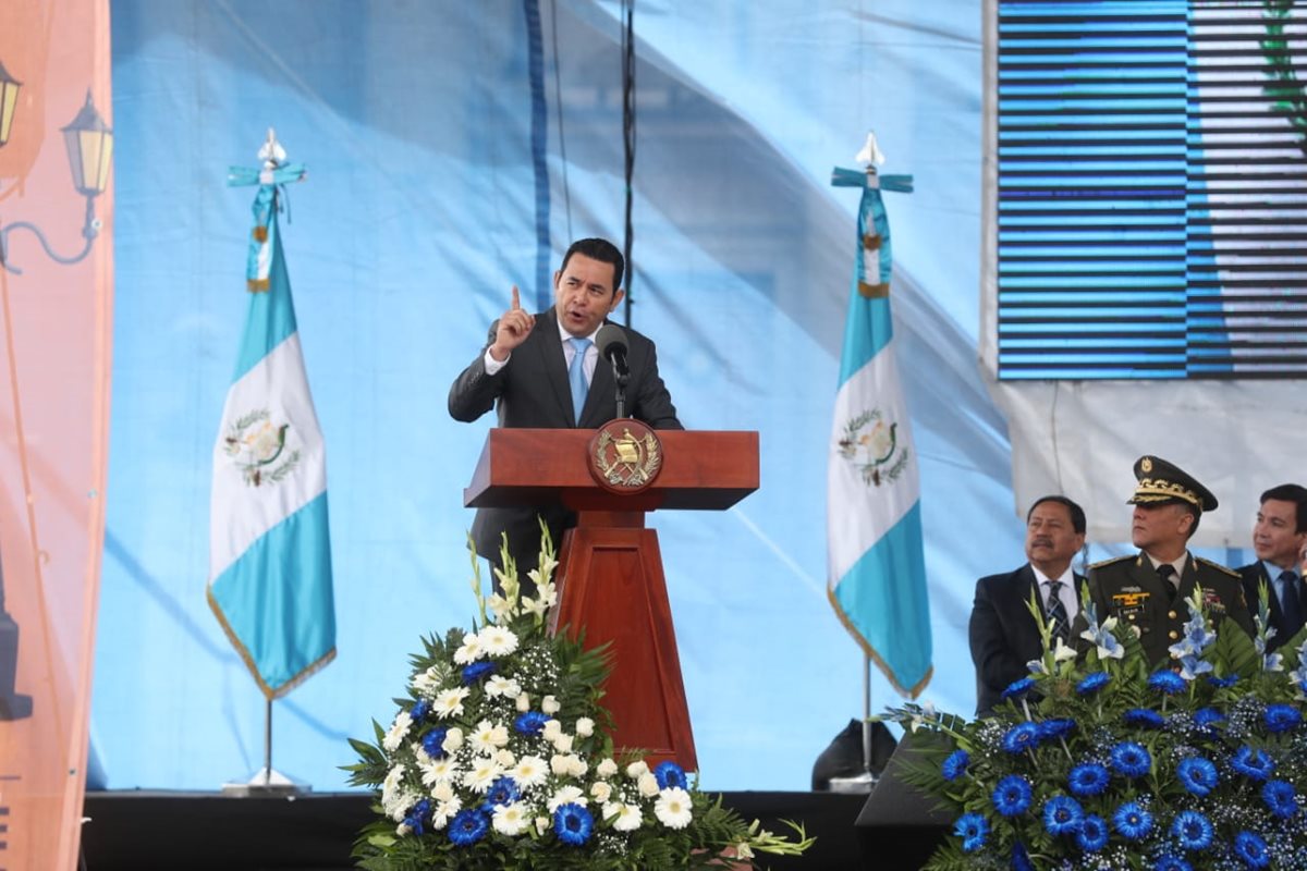 El presidente Jimmy Morales se dirige a funcionarios y estudiantes. (Foto Prensa Libre: Érick Ávila)