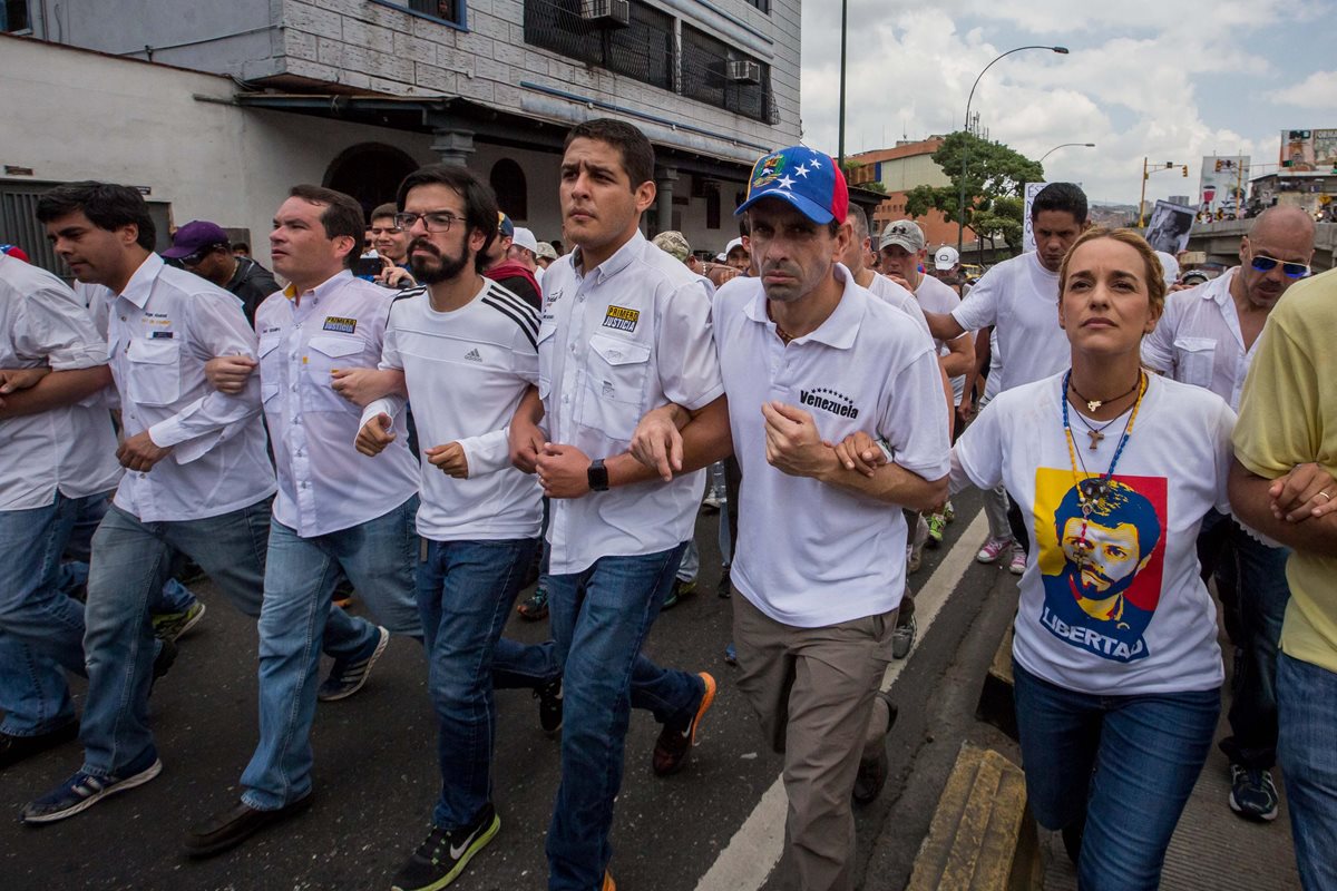 Líderes de la oposición venezonala y miles de seguidores saldrán el lunes a las calles para pedir la salida del presidente Nicolás Maduro. (Foto Prensa Libre: AFP)