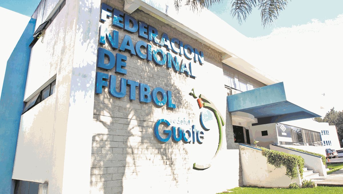 En las decisiones de la CDAG y la Fedefut está la solución para que el futbol de Guatemala vuelva a ser aprobado por Fifa. (Foto Prensa Libre: Hemetoteca PL)