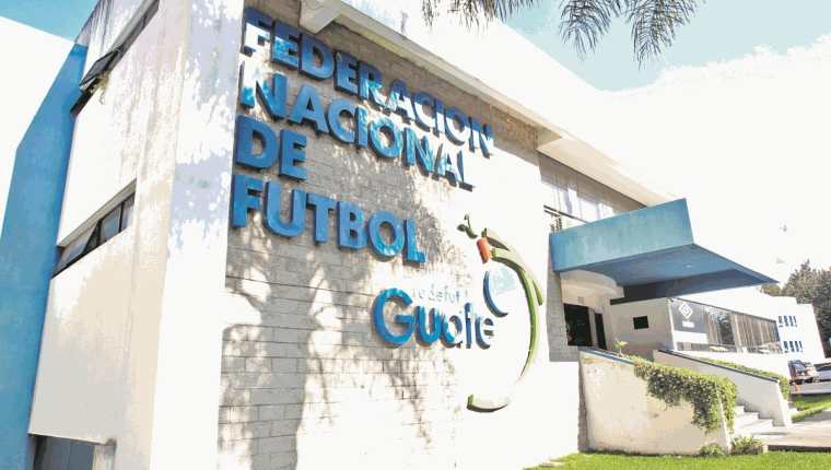 En las decisiones de la CDAG y la Fedefut está la solución para que el futbol de Guatemala vuelva a ser aprobado por Fifa. (Foto Prensa Libre: Hemetoteca PL)
