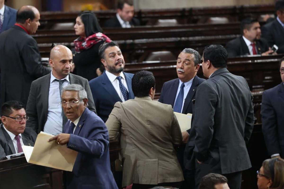 Diputados conversan durante la sesión plenaria de este martes.  (Foto Prensa Libre: Esbin García)
