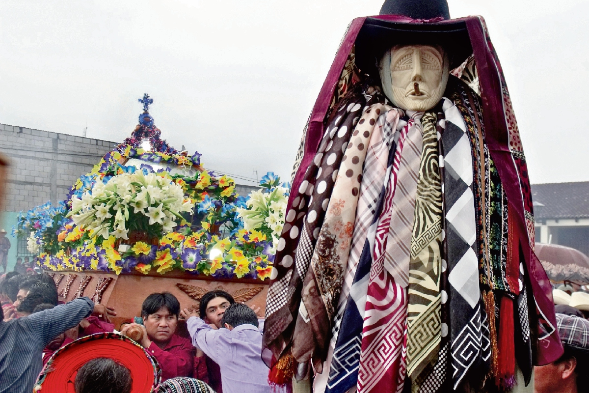 El Rilaj Mam acompaña la procesión de Cristo Sepultado en la plaza central de Santiago Atitlán. (Foto Prensa Libre: Ángel Elías)