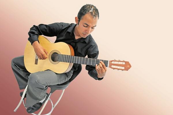 En la  postura clásica se coloca la guitarra en medio de las piernas y con el mástil elevado. (Foto Prensa Libre: Áxel Vicente)