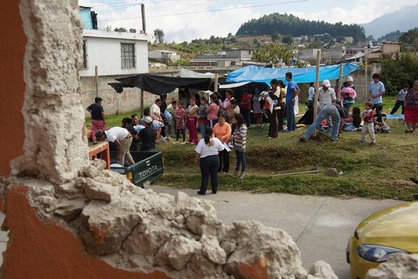 Familias conviven refugiados bajo carpas y nailon. (Foto Prensa Libre: Mynor Toc)