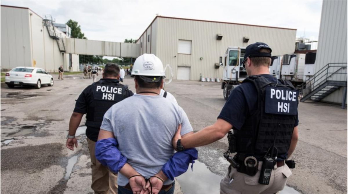 La Policía hizo en junio una redada, en una planta procesadora, en Ohio, y capturó a más de cien indocumentados, en su mayoría guatemaltecos. (Foto Prensa Libre: Immigration and Customs Enforcemen)