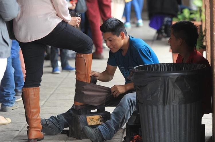 Unos 27 jóvenes que lustran zapatos se benefician con el programa de Lecciones Brillantes. (Foto Prensa Libre: Hemeroteca PL).