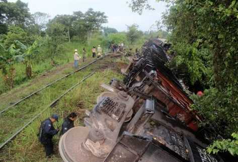 El tren  La Bestia  accidentado el 25 de agosto de 2013 cerca de Huimanguillo, en el estado mexicano de Tabasco. (Foto Prensa Libre: AFP)