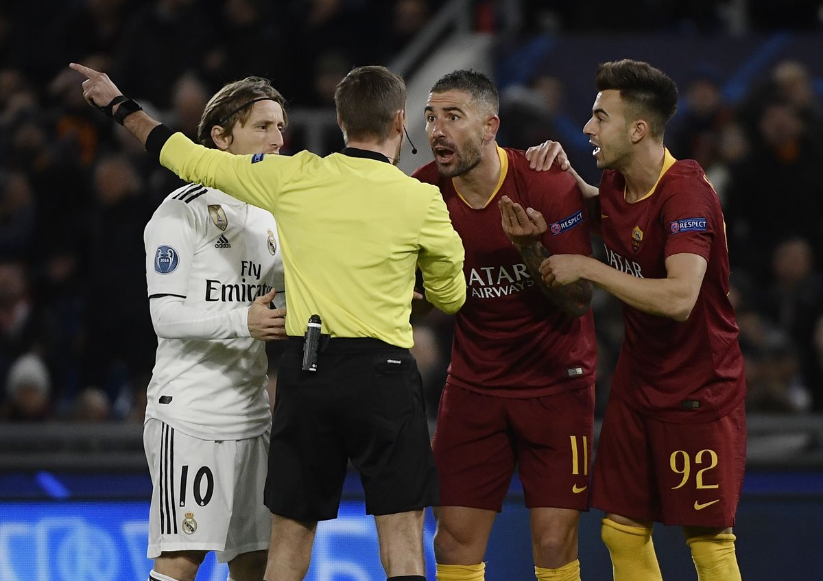 Aleksandar Kolarov y Luka Modric discuten con el árbitro. (Foto Prensa Libre: AFP)
