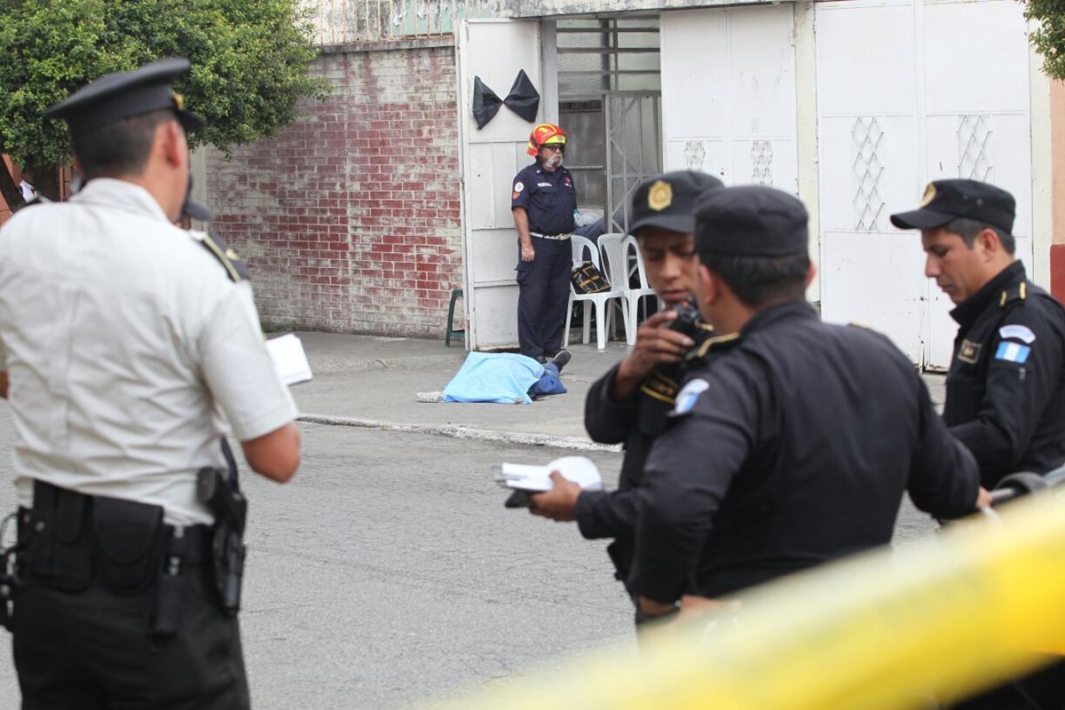 La PNC aisla el área en espera que el MP realice las diligencias y ordene el retiro del cadáver. (Foto Prensa Libre: Érick Avila)