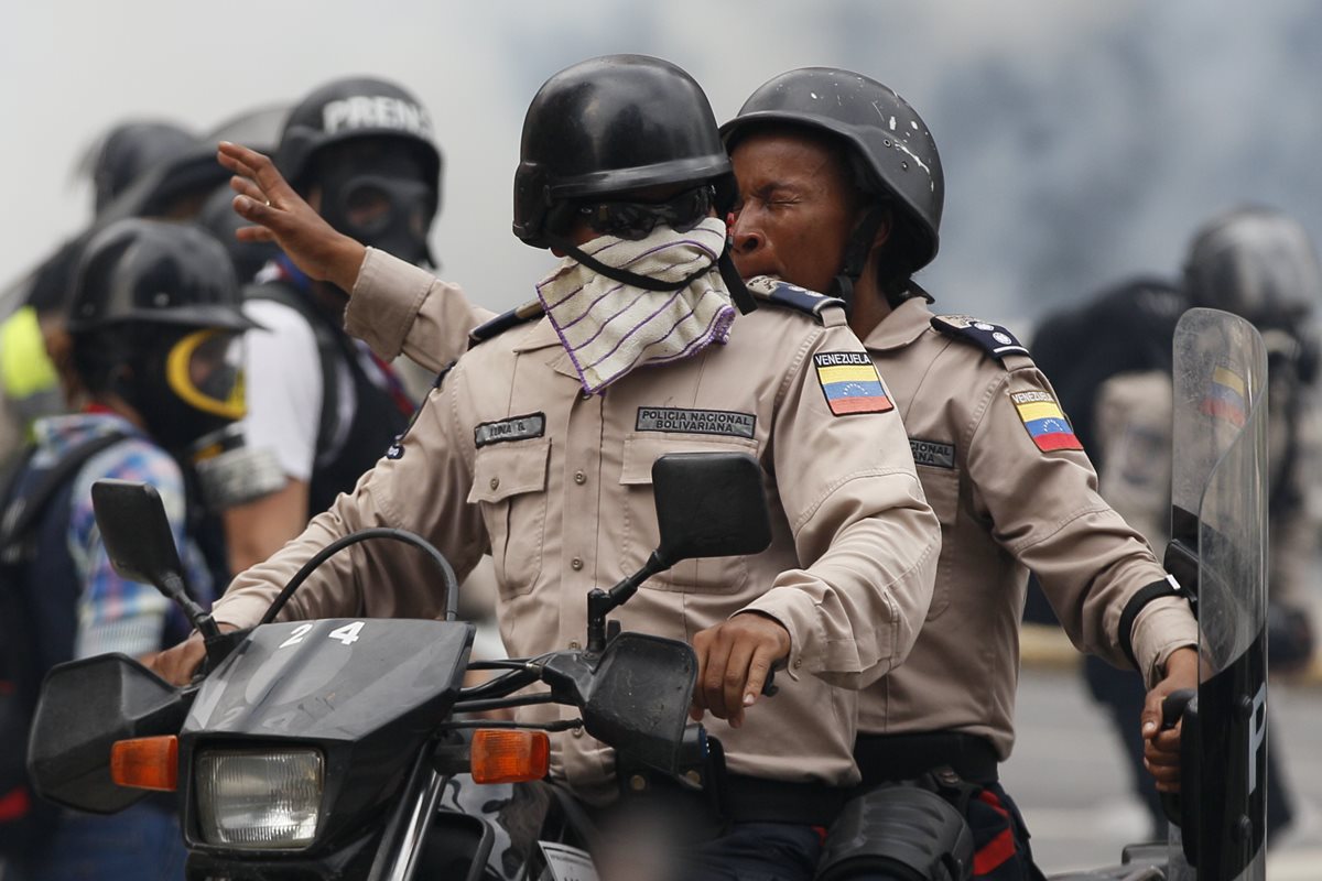 Los venezolanos denuncian a paramilitares que se dedican a cazar a los manifestantes desde motocicletas.
