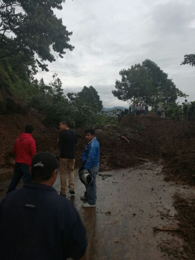 Derrumbe en kilómetro 225 Costa Cuca, Quetzaltenango. (Foto Prensa Libre: Conred)