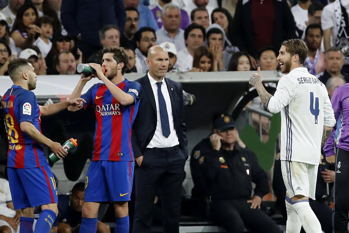 Sergio Ramos se tuvo que ir del partido pero antes dejó un recado especial a Piqué. (Foto Prensa Libre: EFE)