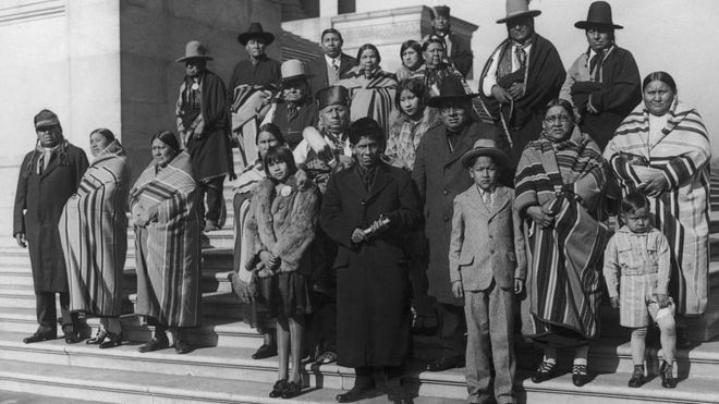 Miembros de la nación osage en Washington durante una visita al Capitolio en 1925 para exponer las condiciones de las naciones indígenas en Oklahoma. GETTY IMAGES