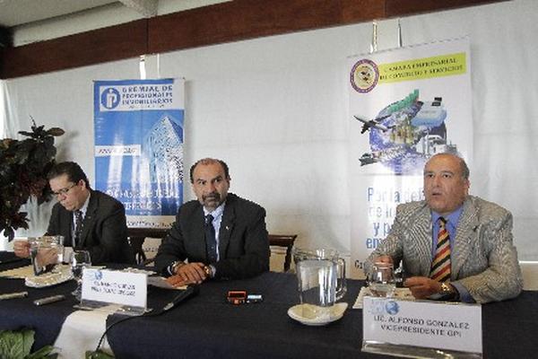 En orden (derecha a izquierda) se observa a Julio  Reyes, Marcio Cuevas y Alfonso González durante la conferencia de prensa de Cecoms y GPI. (Foto Prensa Libre: Álvaro Interiano)