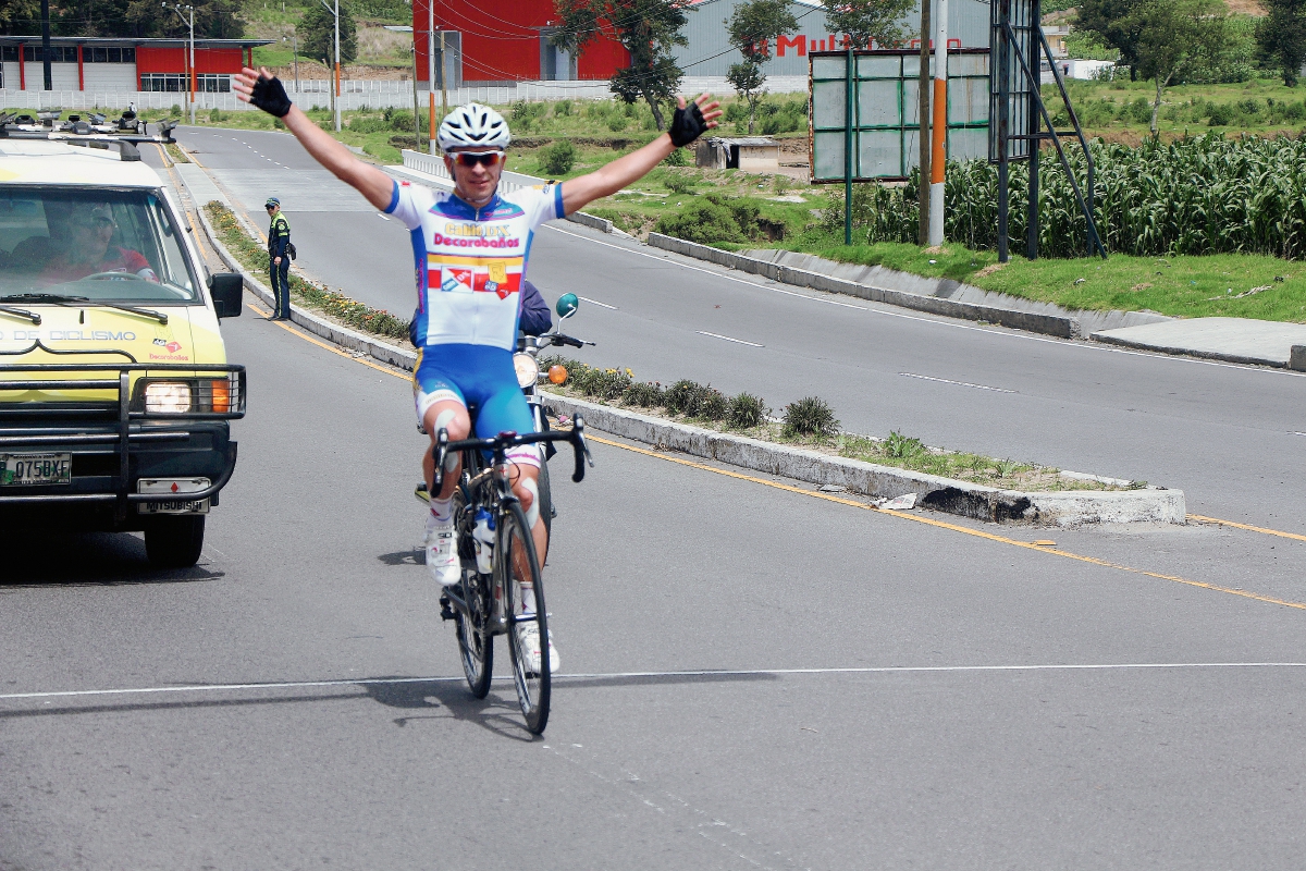 Manuel Rodas entra en soledad, con este triunfo el ciclista de Cable DX se coronó monarca nacional. (Foto Prensa Libre: Cortesía fedeciclismo)