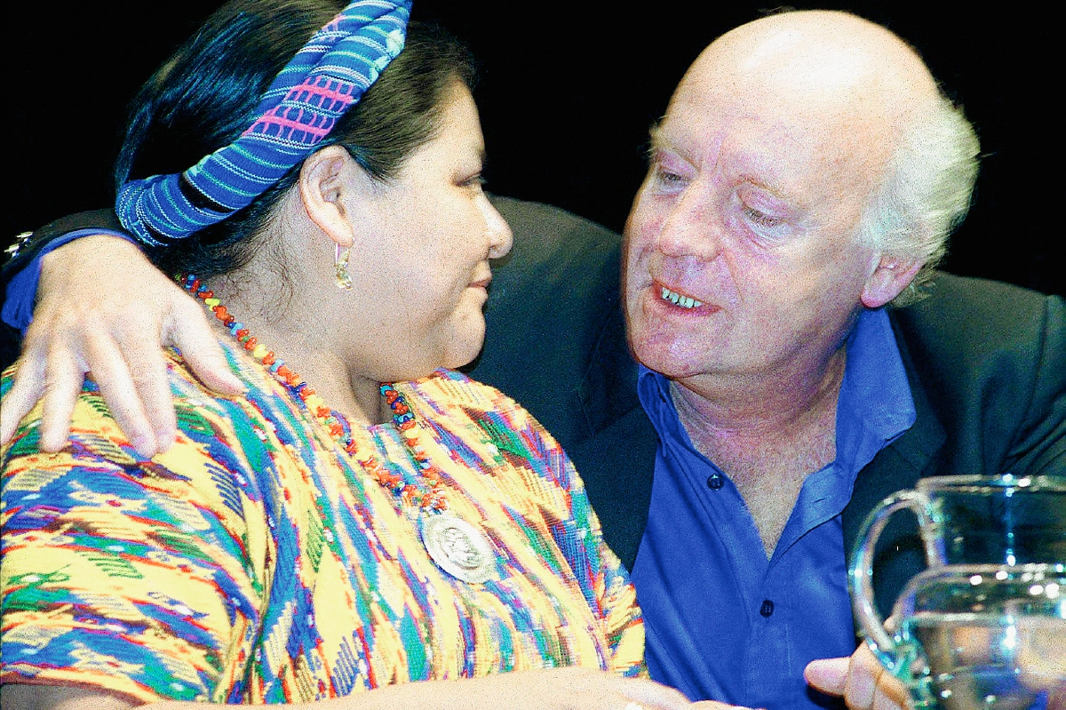 Rigoberta Menchú y Eduardo Galeano durante una conferencia en Montevideo, Uruguay en el año 2000. Foto: AFP