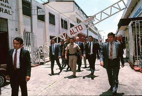 Fotografía captada por Prensa Libre el 25 de mayo de 1993, cuando el presidente Jorge Serrano Elías, acompañado por miembros de su seguridad, abandonó la Casa Presidencial, por el Callejón Manchén.