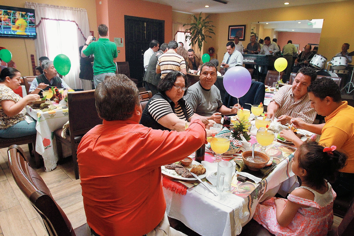Varias familias se reunieron en distintos lugares para celebrar el Día del Padre (Foto Prensa Libre: Estuardo Paredes).