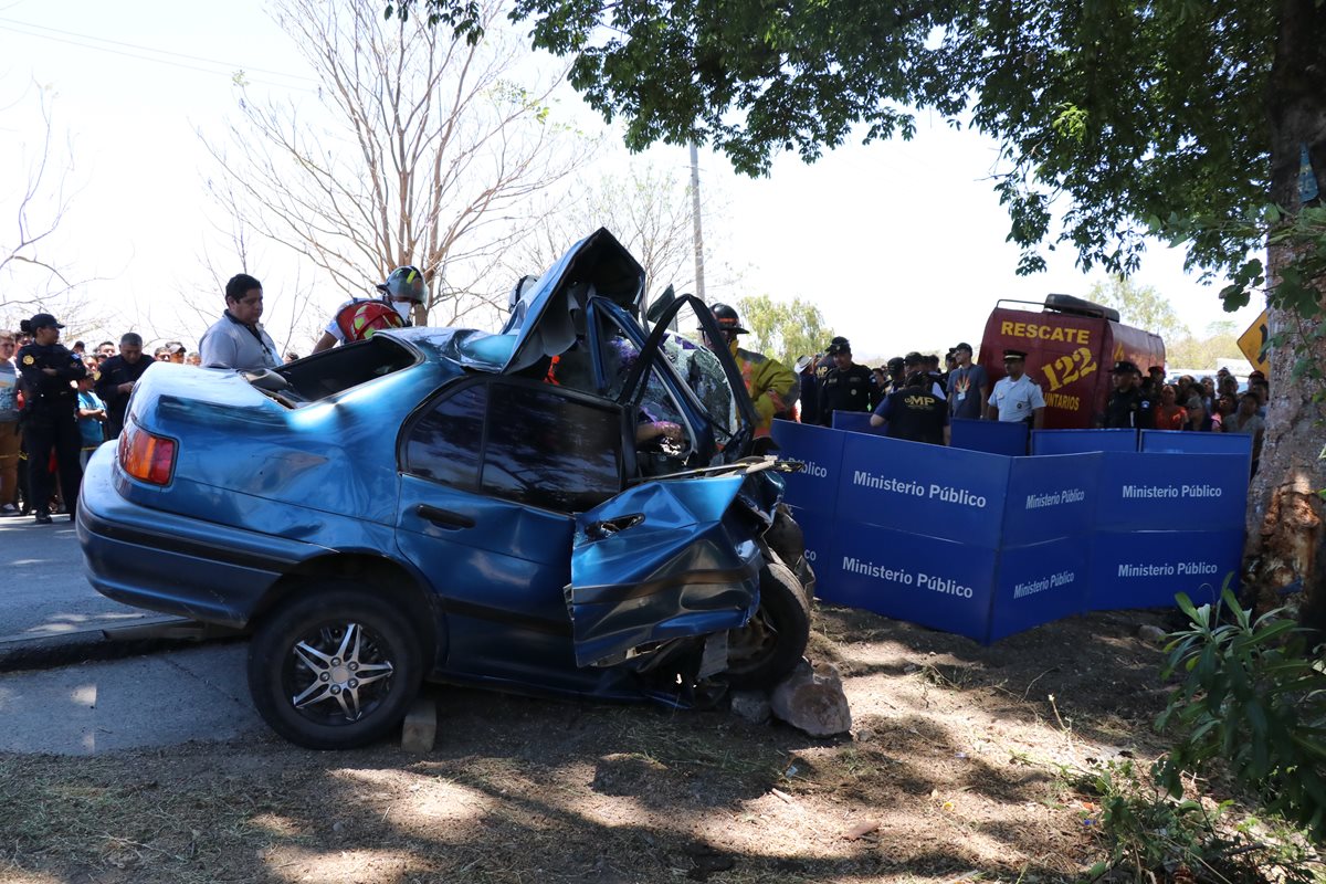 El vehículo colisionó en una ceiba, dijeron los testigos.(Foto Prensa Libre:Hugo Oliva)