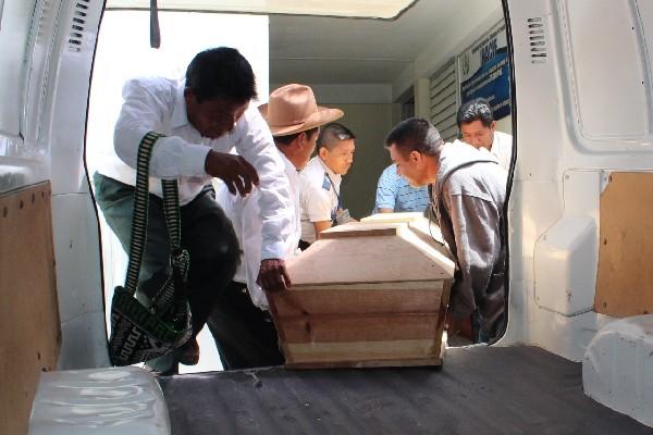 Familiares trasladan el féretro de  Pablo Pu Alvarado, quien murió luego de haber sido  atacado en Sacapulas.