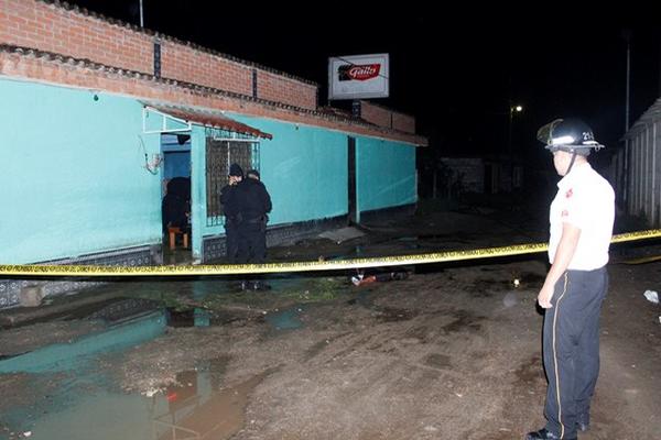 Agentes de la Policía Nacional Civil revisan sitio donde ocurrieron crímenes, en Chimaltenango. (Foto Prensa Libre: Víctor Chamalé)<br _mce_bogus="1"/>