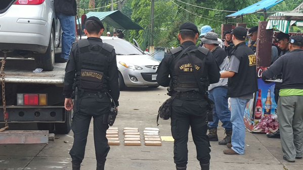Agentes antinarcóticos de la PNC contabilizan paquetes de posible cocaína localizados en Catarina, San Marcos. (Foto Prensa Libre: PNC)
