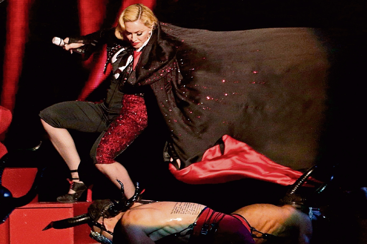 LA CAPA que usó Madonna en los Brit Awards, el 25 de febrero, hizo que esta se cayera. (Foto Prensa Libre: AP)