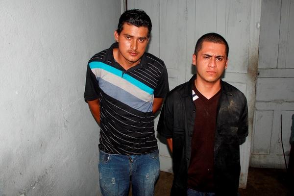 Luis Alberto Barrera Trigueros y Henry Leonel Duque Vásquez fueron detenidos en San Benito, Petén. (Foto Prensa Libre: Rigoberto Escobar).