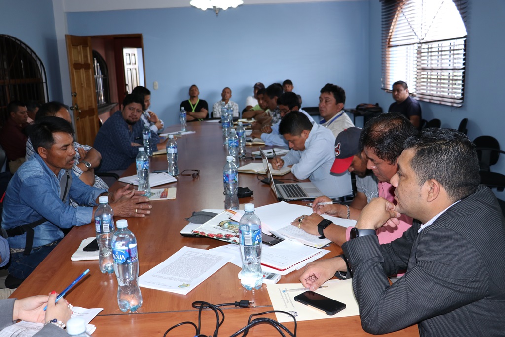 Vecinos de La Soledad, Acatenango, se reunen con alcalde e integrantes de mesa de diálogo, para buscar solución a peticiones de esa comunidad. (Foto Prensa Libre: Víctor Chamalé)