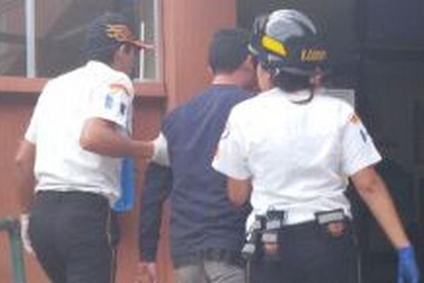 Socorristas voluntarios auxiliaron al extranjero. (Foto Prensa Libre: Miguel López).