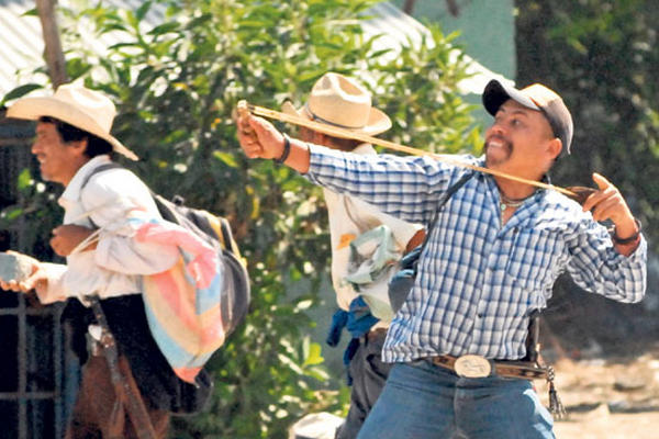 Según la PNC, el grupo de pobladores de la montaña de Santa María Xalapán que mantenía bloqueado el paso en el km 53, Sanarate, El Progreso,  atacó a los agentes con piedras, palos, machetes y armas de fuego, incluidos fusiles de asalto.