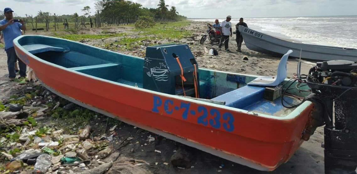 Una lancha, en la que supuestamente viajaban los pescadores, también fue hallada en Puerto Barrios, Izabal. (Foto Prensa Libre: Dony Stewart)
