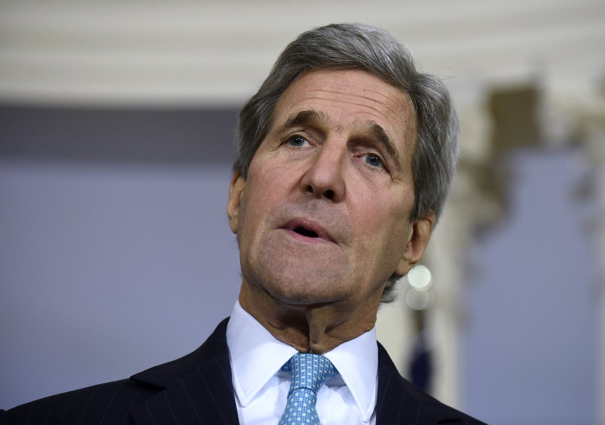 John Kerry, secretario de estado de EE. UU., habla acerca de la orden de retirar a familiares de diplomáticos y personal militar. (Foto Prensa Libre: AP).