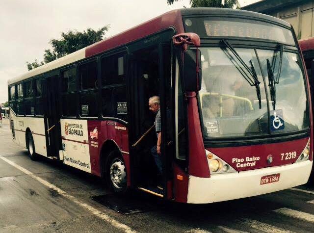 Los buses fueron adquiridos en Brasil y serán utilizados en Mixco, después que el Concejo autorice el sistema prepago y reajuste de tarifas. (Foto Prensa Libre: Neto Bran)
