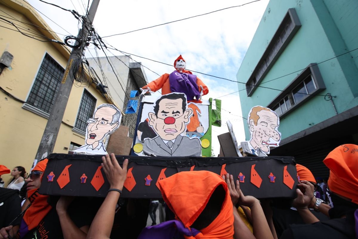 La Huelga de Dolores organizada por estudiantes de la Universidad de San Carlos de Guatemala recorre las calles del Centro Histórico este viernes.