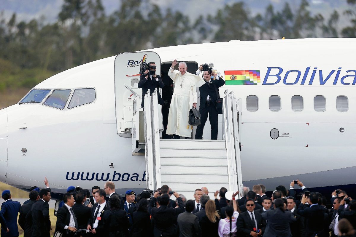 El papa Francisco se despidió este miércoles de Ecuador. (Foto Prensa Libre: AP).