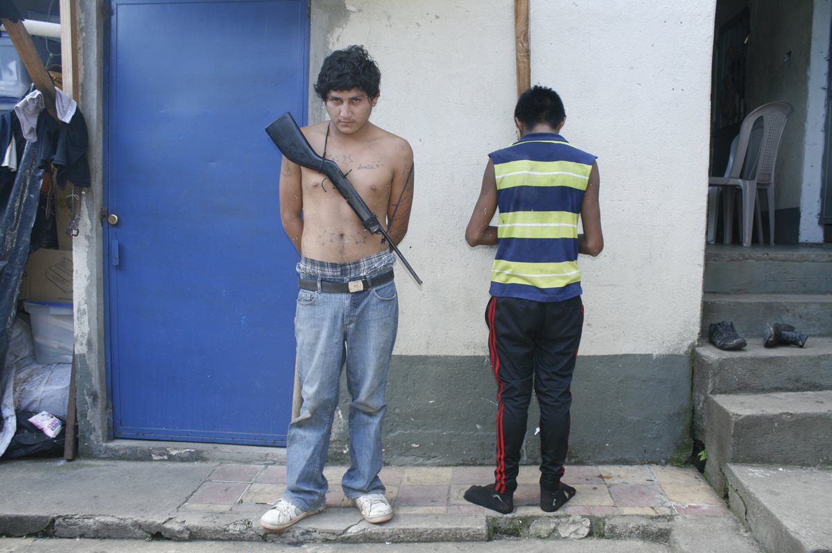 José Manuel Jacobo Pérez y un menor son detenidos en Barberena, Santa Rosa, sindicados de asaltar a transeúntes. (Foto Prensa Libre: Oswaldo Cardona)