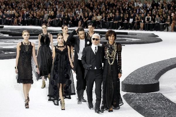 El diseñador alemán Karl Lagerfeld agradece los aplausos del público. (Foto Prensa Libre: EFE)<br _mce_bogus="1"/>