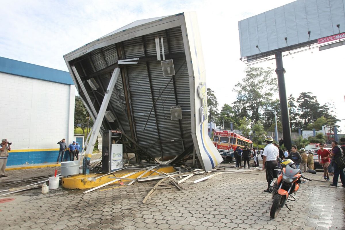 Un bus extraurbano se empotró en una gasolinera. (Foto Prensa Libre: Érick Ávila)