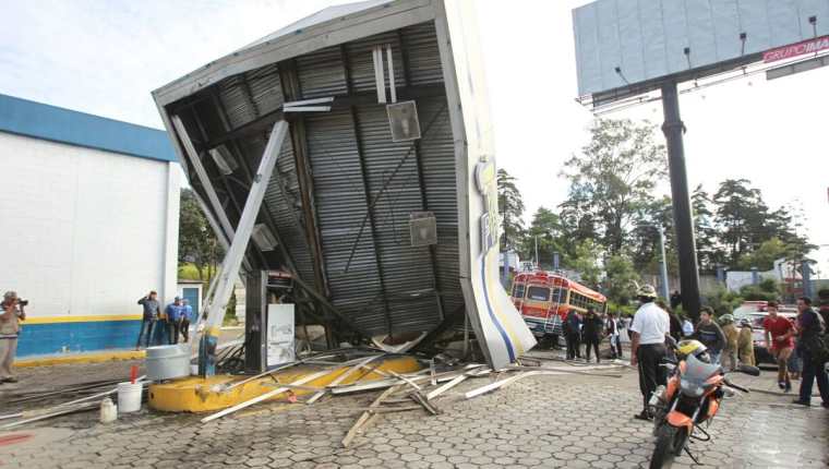 Un bus extraurbano se empotró en una gasolinera. (Foto Prensa Libre: Érick Ávila)