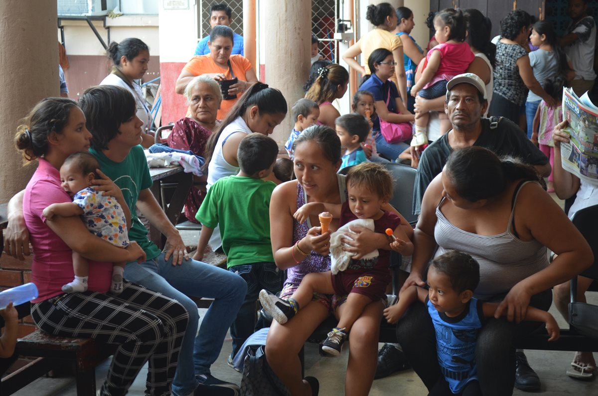 Paciente esperan atención médica en Retalhuleu, donde se reportan varios casos de zika. (Foto Prensa Libre: Jorge Tizol)